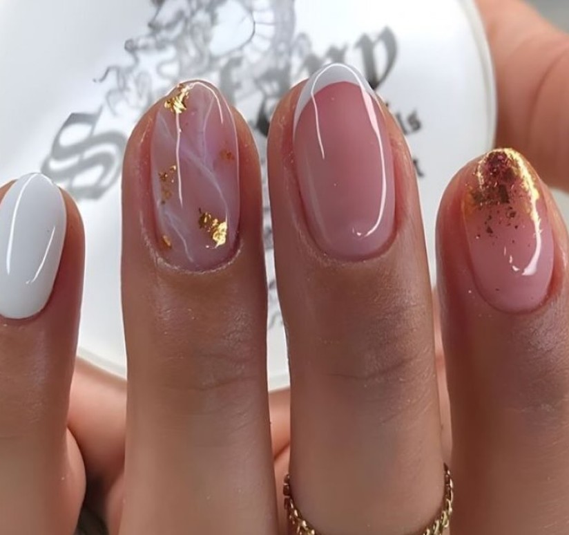 Uñas nude con lámina de oro